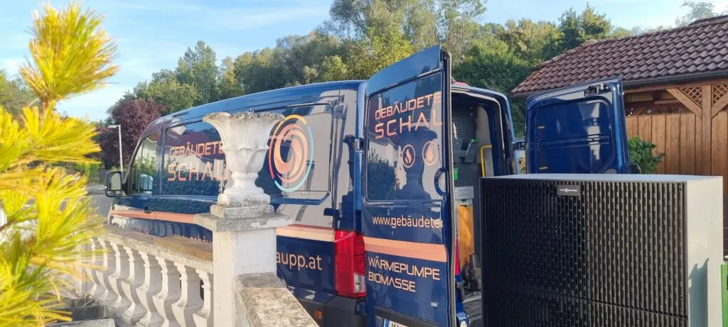 Lieferung einer Wärmepumpe mit dem Firmenbus
