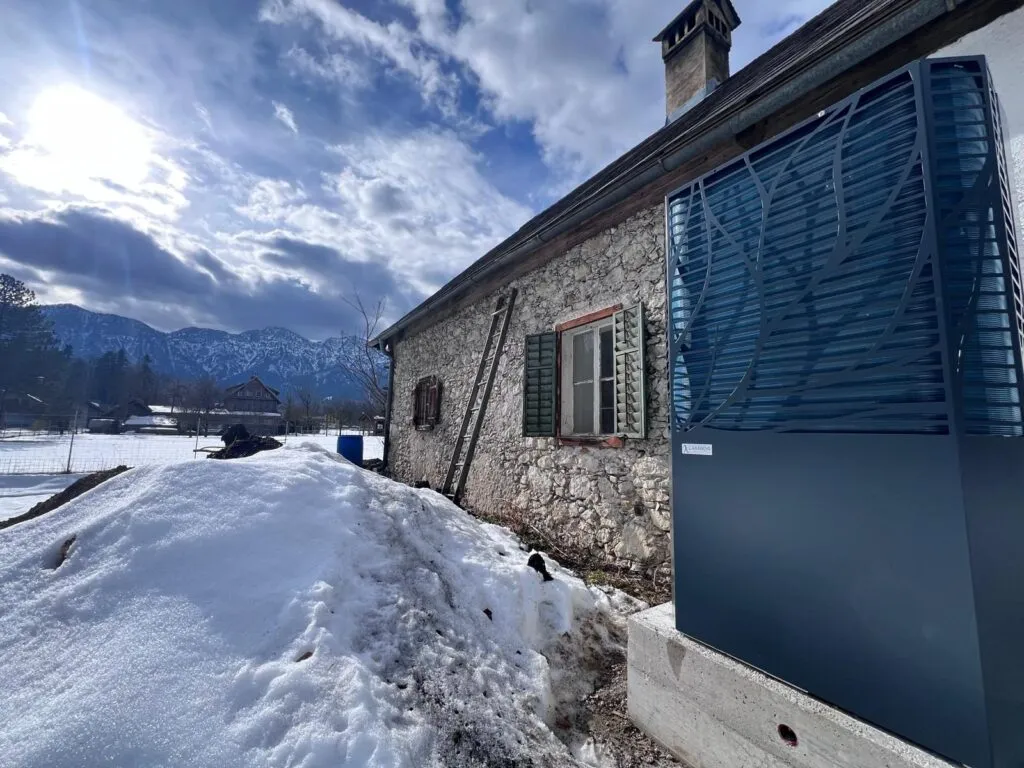 Lambda-Luftwärmepumpe an einem älteren Haus im Winter