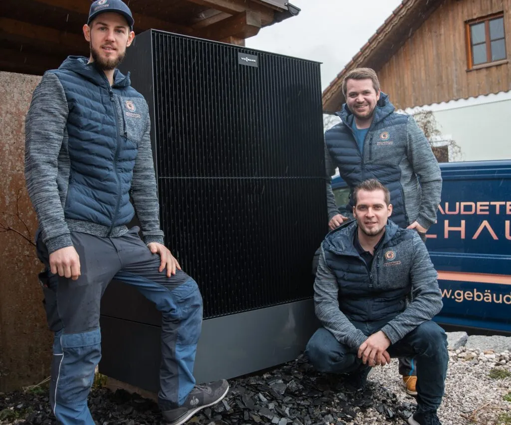 Team von Gebäudetechnik Schaupp vor einer Lambda-Wärmepumpe und dem Firmenbus